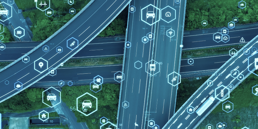 Autobahnkreuz von oben mit illustrierten Hexagon Icons, die diverse Symbole zur Identifikation der Fahrzeuge enthalten.